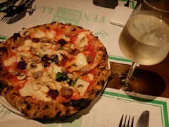 夕食は超人気店のア フェネステッラにて。
お恥ずかしながら玉ねぎが苦手で、可能であれば抜いてほしい旨を店員さんに伝えると、ただ抜いてくれるだけでなく、マッシュルームへの変更を提案してくださり、とても親切に対応していただきました。
名物のピザは言うまでもなく、イカスミのスパゲティーもかなり美味しくて感動しました。
