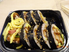 ホテルの近くにあるお店でキンパを買って、ホテルでキンパを食べた。

キンパは美味しいお店と不味いお店がある。
チェーン店は不味かったが、このキンパはすごく美味しかった！
台湾でも韓国でも、何かを食べて美味しいと思うことは少ない私が、美味しいと思った貴重なキンパ！！！！！

もう一度、このキンパを食べるためにソウルに行く勇気が、私にはあるのだろうか？？