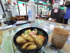 お店はまさに観光地の食堂といった趣の懐かしさが漂う内装。
今風のオシャレなカフェも良いけど、こういうお店もいいわー。
治部煮は写真で見たまま！
味は濃いめだったけど、鶏肉は柔らかいし、美味しかったーー。
これはまた食べたい。
