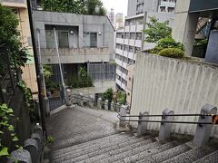 御茶ノ水駅からブラブラ歩いていると、さほど高台にいる感覚もなく、普通の平地のように思えますが、神田神保町の方に足を向けようとすると、いきなり切り立ったように急な階段が現れたりします。
ここは少し曲がりくねった女坂というらしい。