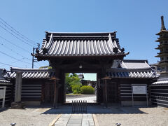 弘憲寺
　JR高松駅から徒歩約10分のところにある高野山真言宗の寺院です。
　讃岐国の領主である生駒家の菩提寺であり、生駒親正公夫妻墓所が
　あります。

　