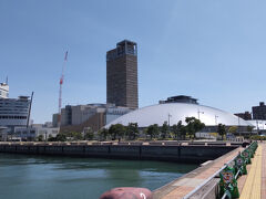 高松シンボルタワー
　JR高松駅の近くにある30階建の高層ビルです。
　四国で最も高い151.3メートルのタワーです。
