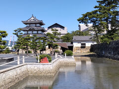 高松城跡
　高松城は、1587年に豊臣秀吉から讃岐一国を与えられた生駒親正が
　築城した瀬戸内海に面した平城（水城）です。
　1642年から幕末までは、高松松平家の居城でした。
　初代の松平頼重は、徳川家康の孫、水戸藩主徳川光圀の兄とのことです。
　現在は、城跡公園となっており、国の史跡に指定されています。
　