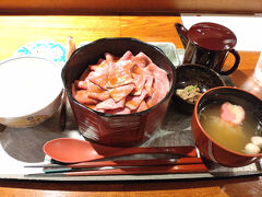 「うし重 てらおか」にやってきました。
他の方のブログを読んで、これは食べたい！と思い、ここだけは事前予約を。
注文は悩みに悩んだけど、うしまぶしに。
お値段するだけあって、ローストビーフは今まで食べたローストビーフの中で一番美味しかった！
こちらも食べ方指南があり、１：そのまま、２：薬味と、３：出汁をかけて、とあったけど、出汁とは合わない気がして、結果、そのまま食べるのが一番美味しかった(笑)
あと、ご飯の間に牛そぼろが敷いてあったんだけど、これも舌ざわりがローストビーフと合わない気がしたので、別々に味わいました。
でもお肉が美味しかったのは間違いないので、また金沢に来ることがあったら、今度はローストビーフとステーキのうし重を食べてみたいな。

さて、お次はお楽しみのライトアップバスに乗るために金沢駅に向かいます。