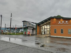 そして「JR松田駅」に到着☆

さて、こちらは来た時の小田急線 新松田駅ではなく、JR御殿場線の松田駅。
しかもJR東日本ではなく、JR東海管轄の駅です。

ちょうど、一日3往復、新宿から御殿場まで直通しているロマンスカー「ふじさん」が発車☆

JR東海と私鉄の小田急電鉄が唯一、直通運転しています。
もちろん線路はつながっています。
架線は直流1500V、レール幅も同じなので直通運転が可能です☆