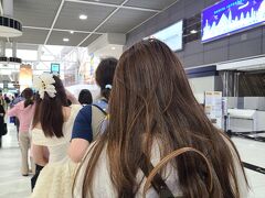 我家最寄駅から始発を乗り継ぎ、今回久々の成田第2ターミナルへ。
チャイナエアは、48時間前からオンラインチェックインができ、オンラインチェックイン後に、限りある座席から、座席指定できます。
預け荷物ないので、さっさと、出国したいけど既に、並んでた…。
でも、進みは早かった。