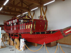 地元の神社の神輿ならぬ「せき船」。
西日本では山車の一形態として「舟形」が多いのですが、ここ阿波海南の「せき船」はそれよりも歴史があるんだそうです。
さきほど駅で見たポスターの「新旧道路走行モード」の「旧」はこれだったのですね。
