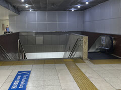 東京駅から横須賀線で北鎌倉へ。

駅ホームで、広島から上京した友達と待ち合わせ。