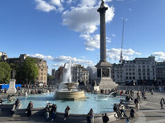目の前にはトラファルガー広場が広がっています。
