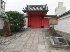 西に方向を変えて、こちらは六道珍皇寺。このお寺の前に六道の辻の石碑が。六道とはあの世の事で、地獄・餓鬼・畜生・修羅・人間・天上を指し、六道の辻はあの世とこの世をへだてる境界という訳です。