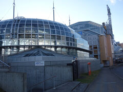 釧路フィッシャーマンズワーフEGGに到着。
ドームがEGG、むこうの商業施設がMOOという名です。