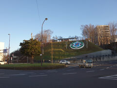 幣舞橋を渡ったところはロータリーになってます。
大きな花時計があります。