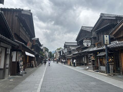 歩いて内宮に向かいます。

途中のおはらい町は雰囲気のある建物が続いていて、歩くだけでも楽しかったです。

ツバメがたくさん飛んでいました。