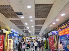 宿行く前に、サクッと地下街散策♪
と、思ったら、サンダル壊れた(￣▽￣;)
去年９月に来た時、この地下街で200元で買ったの。しかも、まともに履くのは今回が２度目(￣▽￣;)
買った店に文句言いたくても、買ってから時間経ってるし言葉わからん…。
又壊れると思うと、もうサンダルは買う気になれないし(￣^￣)
で、壊れた方のサンダル片手に、とりあえずゴムを求めて地下街を歩いてた。