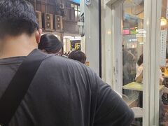 その後、又、冰賛へ。
19時過ぎ、行列が少しマシになったので並びます。