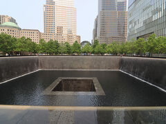 ここが貿易センタービルの跡地にできた慰霊の池。半ば観光地化されていて、みんな記念写真も普通に撮っている。