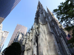 5番街にあるNYで一番大きな教会。