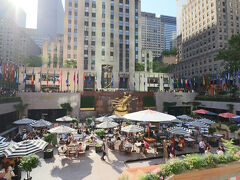 ロックフェラーセンター前の広場。TV中継でもよく抜かれるところ。冬にはスケートリンクになることで有名。