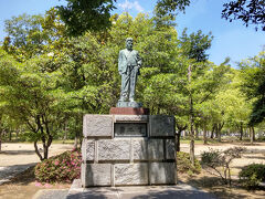 中央公園
　JR高松駅から徒歩約15分のところにある大きな公園です。
　高松出身の小説家である菊池寛の銅像がありました。