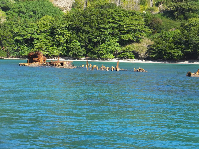 船尾側。<br />見えているのはエンジンの一部だそう。<br />座礁したときは船そのままの形だったのが、<br />腐食して今はこれだけしか残ってないのだそう。<br />あと何年で完全に水没するのかなあ。