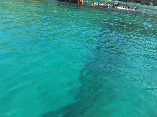 この黒い一本の黒い筋は、マストが折れて沈んでるもの。