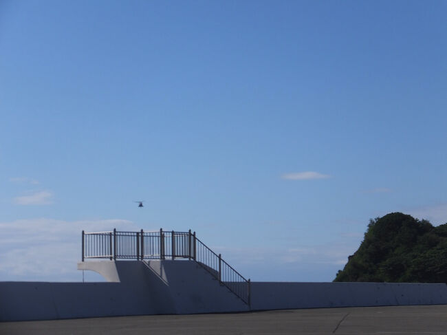 あ、ヘリが来た。<br />自衛隊の定期便なんだそうです。
