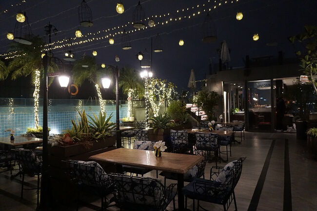 私たちが行ったのは土曜日の19時頃でしたが、お客さんは数組のみ。<br />すごく寒かったのでブランケットを借りました。<br />小雨がぱらついてきたので、1杯だけ飲んで退散。<br />そして、店員さん、あんまり感じがよくなかった。<br />ずっと面倒くさそうだった…。<br />ビールは1杯1,700円くらいでした。