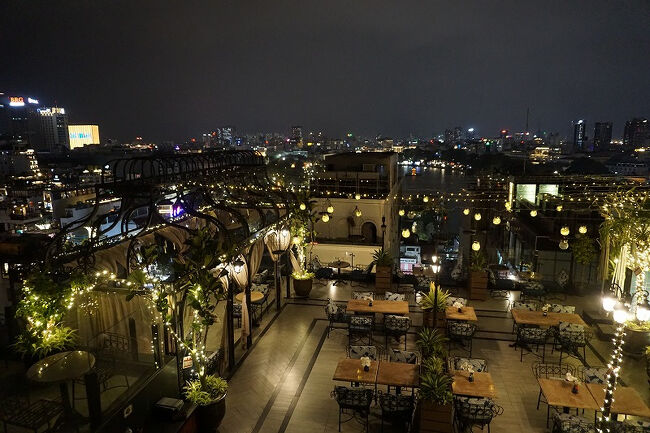 すでに暗くて分かりづらいのですが、14Fがメインで屋内席とテラス席がありました。<br />写真のようにテラス席に屋根はありません。<br />屋内席は数テーブルのみで狭かったです。