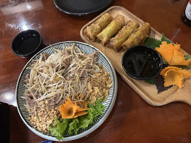 揚げ春巻きと、Bun Boという麺料理。<br />Bun Boは初めてでしたが、麺の上にナッツとかニンニクとか牛肉などがのっています。<br />タレがあっさりすぎたので、ライムとかチリとかほしかったかも。