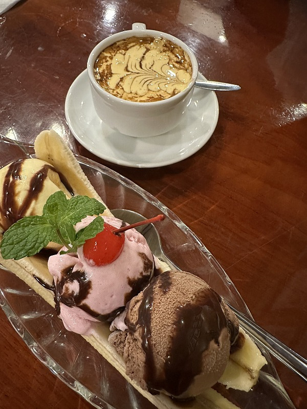 エッグコーヒーとアイス。<br />コーヒーと比べると分かるのですが、アイスが思ったり大きすぎでビビった。<br />全部で約3,100円でした。<br />やっぱり安い。