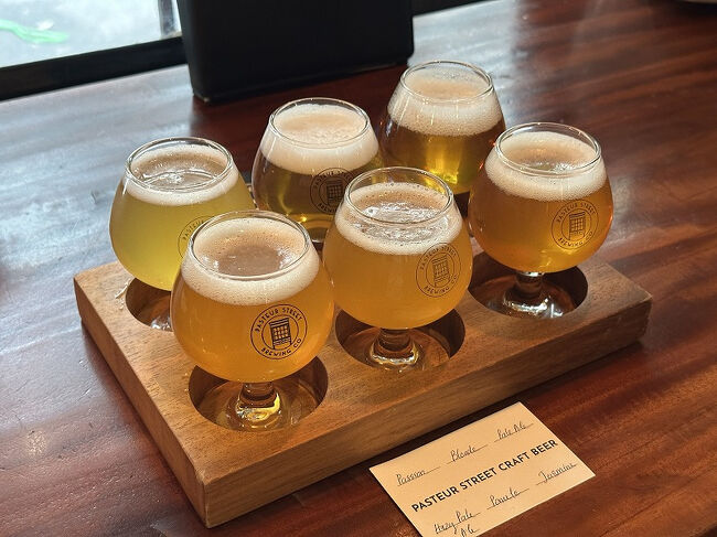 Bia Flight（飲み比べセット）を注文。<br />内容はおまかせで持ってきてもらいました。<br />どれもおいしかったですが、特にパッションフルーツのビールがフルーティーで飲みやすかった！<br />度数も全体的に低めなので、たくさん飲めるのがありがたい。