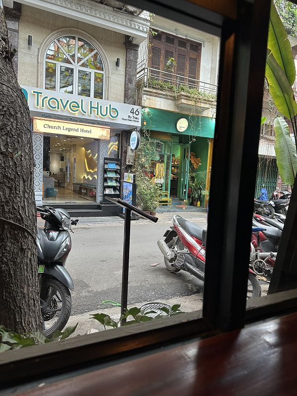 カウンター席にして、前の道を見ながらのんびり食事。<br />お会計は約4,000円。<br />ベトナムはやっぱり安い。