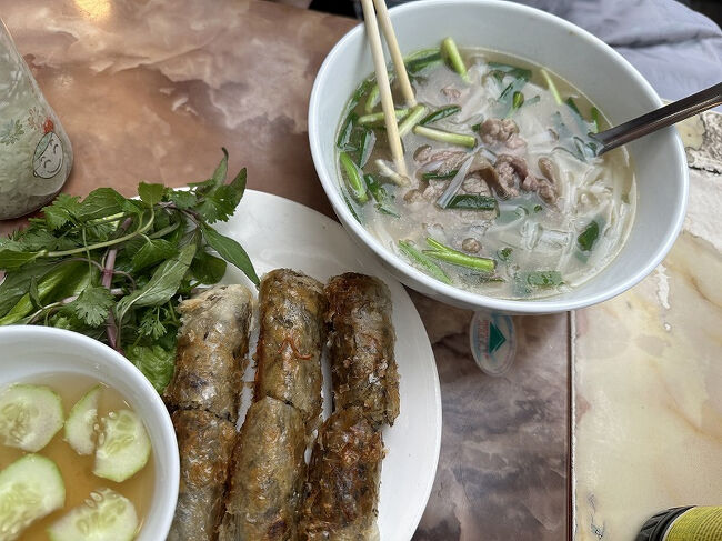 牛肉のフォーと揚げ春巻き。<br />フォーのスープはおいしかったけど、麺がイマイチ。<br />春巻きは胡椒の味しかしなかった。<br />残念。<br />お会計は約720円。