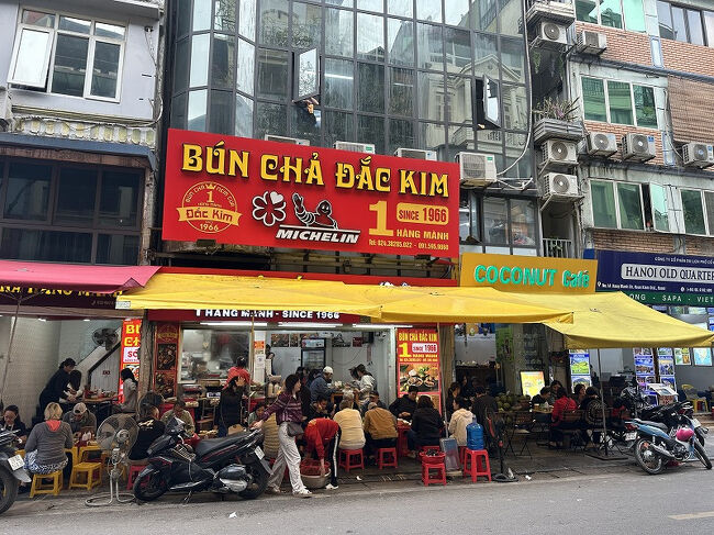 ◎Bun Cha Dac Kim<br />ハノイ名物ブンチャーのお店。<br />ミシュラン取ったらしい。<br />ここだけいつ通っても人だかり。