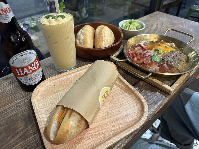 手前がいわゆる普通のバインミー。<br />奥がちょっと変わっていてスープタイプ。<br />お鍋の中に具材が入っていて、そこにパンを浸して食べます<br />どちらもおいしかった。<br />マンゴースムージーもおいしかったです。