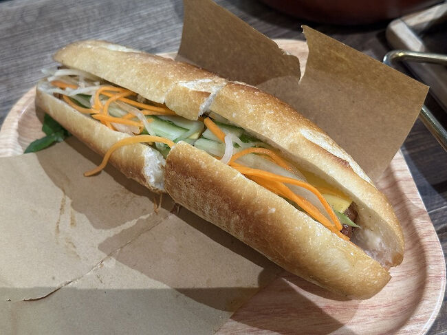 このフランスパンがすごくおいしくて。<br />そしてパクチーが苦手なので、注文時に「ありorなし」を聞いてくれるのがありがたい。<br />お会計は1,000円ちょっと。<br />ビールも飲んでいるのに安すぎ。