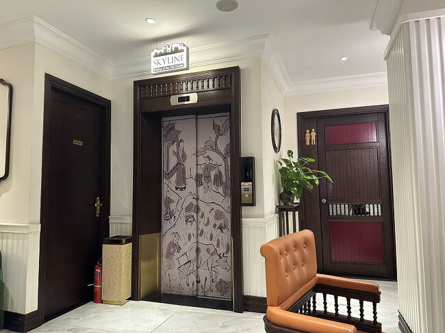 エレベーターで13Fへ。<br />13Fはレストランで、その上がルーフトップバーです。