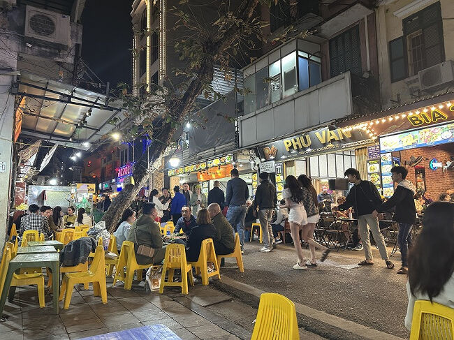 この辺りは歩行者天国になっていて、簡易なテーブルとイスを店の前に出しているところが多いです。