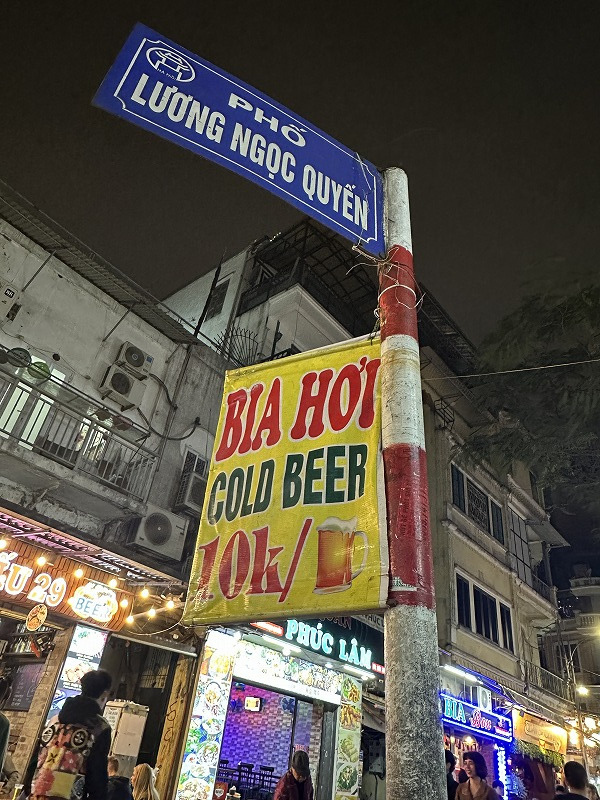 ◎ビアホイ<br />繁華街を歩いていると時々見かける「BIA HOI」の文字。<br />すっごく安いビールです。<br />1杯約60円と激安。<br />せっかくだから飲んでみることに。