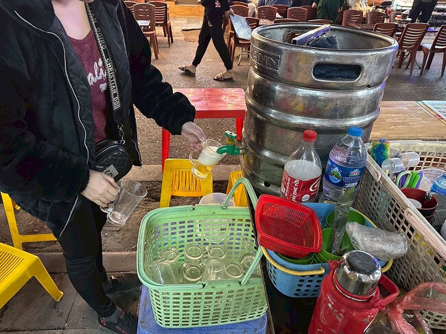 注文すると店員さんがサーバーからビアホイを注いでくれます。