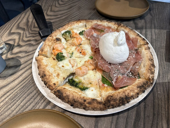 ピザはハーフ＆ハーフにできます。<br />エビマヨと生ハム＆ブッラータチーズ。<br />どっちもすごくおいしかった！