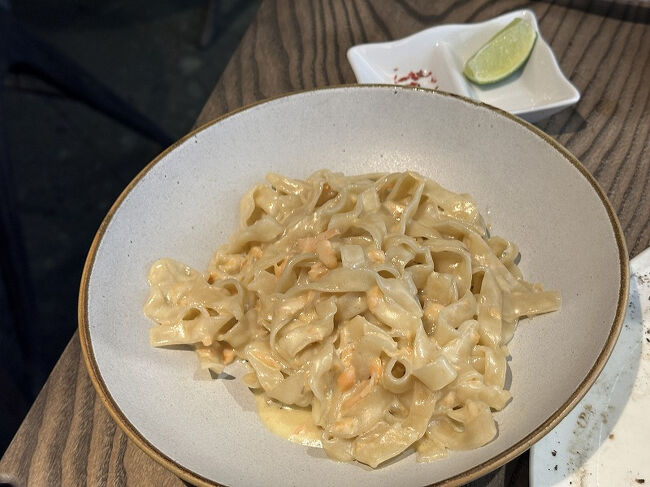 サーモンクリームパスタ。<br />ピンクペッパーとライムが別添え。<br />こちらも好きな味。<br />パスタの到着が遅かったからと、最後にアイスクリームをサービスでいただきました。<br />こちらは全然待ったつもりはなかったのですが、そんなところもサービスが丁寧で素敵だと思いました。<br />お会計は2品＋ドリンク（アルコールあり）で約4,500円。