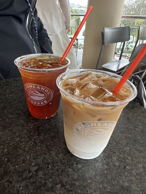 やっぱりホアンキエム湖が見下ろせるテラス席はいっぱい。<br />1席だけ空いていました。<br />チェーン店なので、コーヒーの味はこんなものかな。<br />ラテは味が薄かった。<br />2つで約700円。<br /><br />※ちなみに、2025年7月にこの船の形のビル自体が取り壊され、閉店したようです