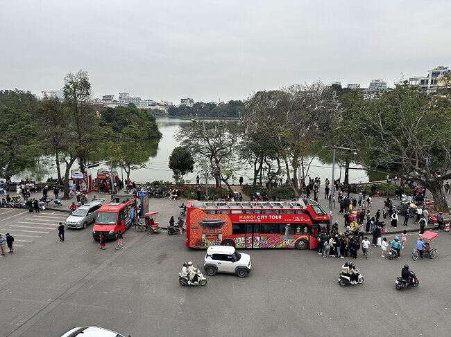 テラス席から見下ろしたホアンキエム湖。