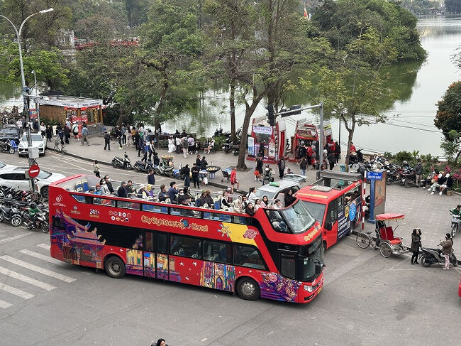 2F建ての観光バスもたくさんいました。