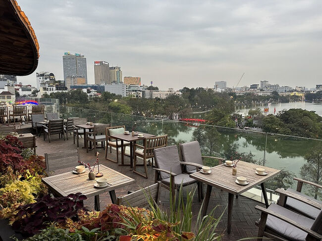 予約なしだったのですが、何も聞かれずテラス席へ案内されました。<br />ただ、写真の一番眺めがいい席は予約のみなのか、手前の席でした。<br />それでも端まで行って写真を撮ったりはできるので全然OK。