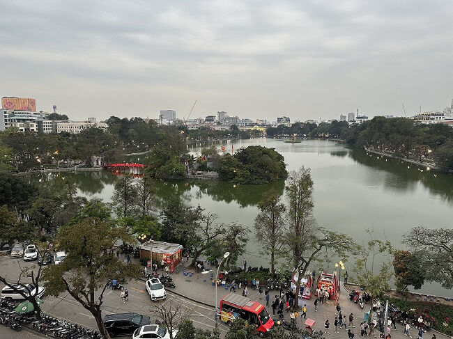 テラスからはホアンキエム湖が一望できます。