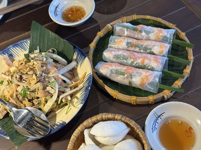 生春巻き、エビと豚肉のサラダ。<br />春巻きは香草がきいていておいしい。<br />サラダはピリ辛でした。