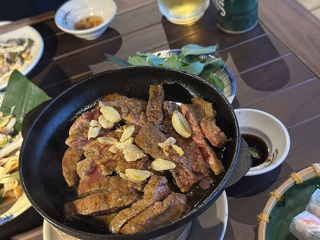 牛肉のグリル。<br />これはお肉が少し固かったです。<br />上記のお料理とビール3杯で4,500円くらい。<br />観光客向けのお店で少し高めとは聞いていたのですが、雰囲気もいいのでおすすめです。