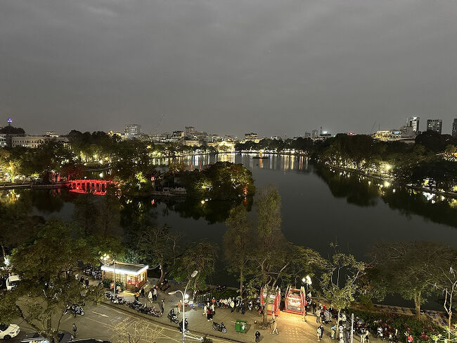 すっかり日も落ちました。<br /><br />------------------------------------<br />ベトナムはご飯もお酒もおいしくて安い。<br />色々食べられて大満足です。